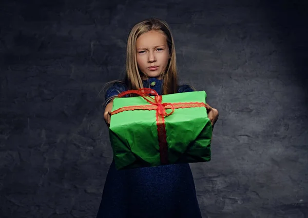 Meisje bedrijf groene geschenkdoos — Stockfoto