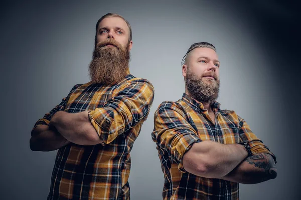 Zwei brutale bärtige Hipster — Stockfoto