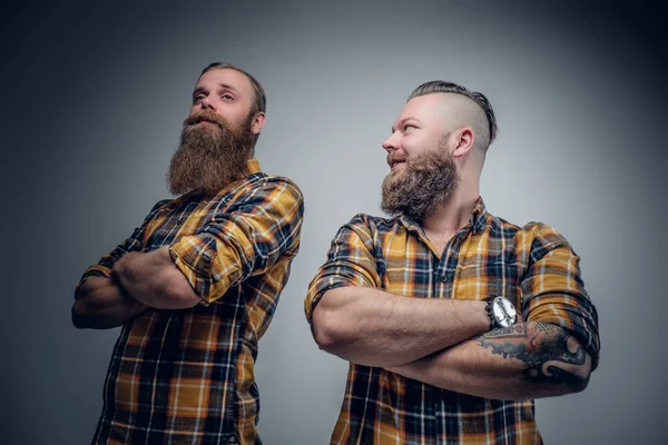 Hombres barbudos con camisas a cuadros — Foto de Stock