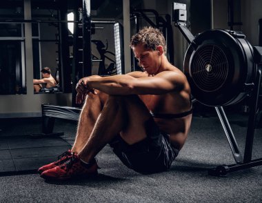 Egzersiz sonrası yorgun sportif adam