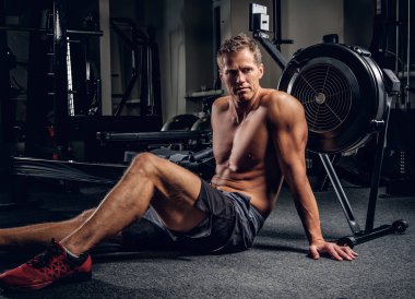 Egzersiz sonrası yorgun sportif adam