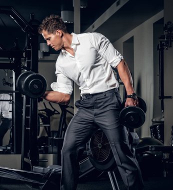 Şık adam holding halter