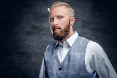 Şık bir sakallı sarışın adam