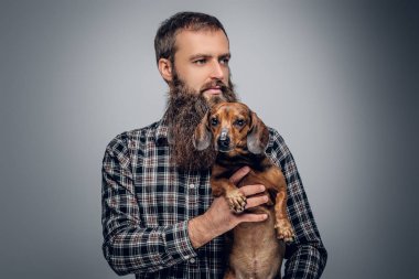 Şirin porsuk köpek tutan adam.