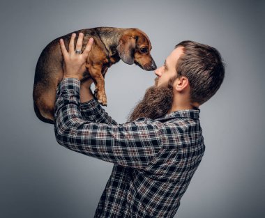 Kentsel adam holding köpek