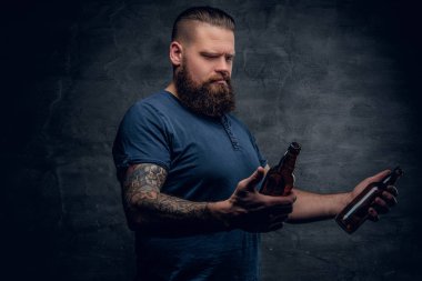 İki bira şişeleri bakan adam