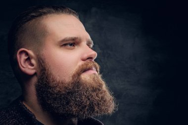 Acımasız sakallı adam