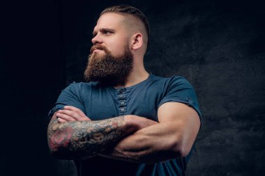 Dövmeli adam.