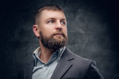 Sakallı adamın portresini kapat.