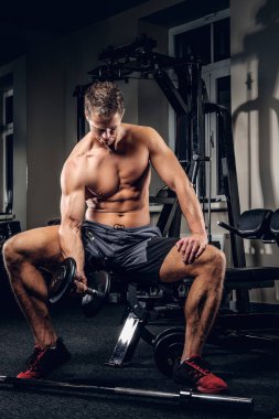 Pazı egzersiz yapan atletik erkek