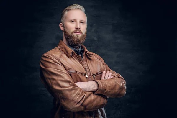 Homme barbu avec les bras croisés — Photo