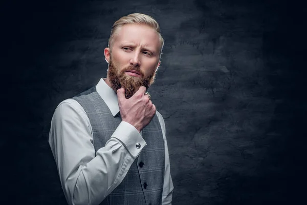 Un elegante uomo biondo barbuto — Foto Stock