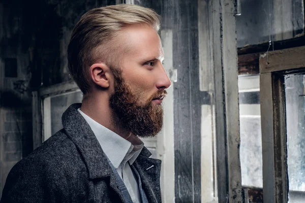 Bärtiger Mann, der aus dem Fenster schaut — Stockfoto