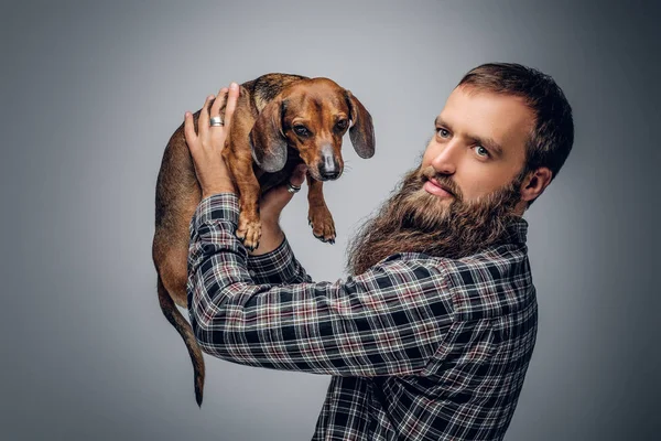 Uomo urbano che tiene il cane — Foto Stock