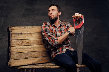 Marangoz bir kot pantolon ve bir ekose gömlek giymiş