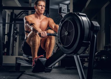 Bir geri egzersiz yapan atletik erkek