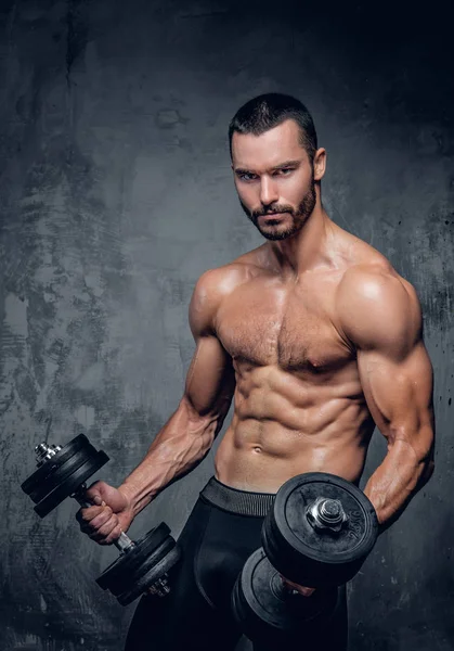 Hombre sin camisa sosteniendo pesas — Foto de Stock