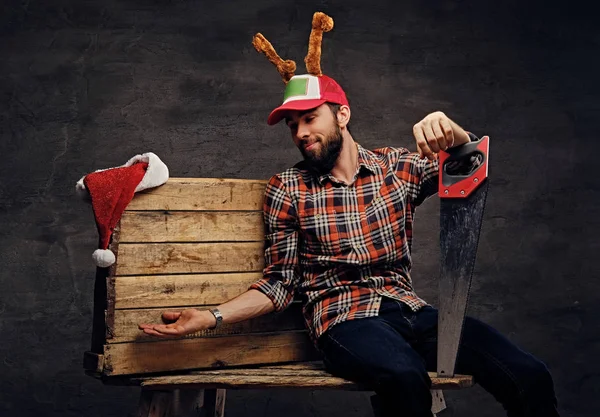 用鹿角圣诞帽的男人 — 图库照片