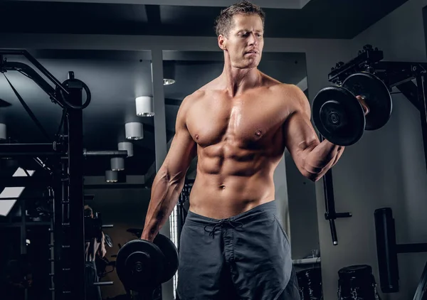 Shirtless man doen oefening van de biceps — Stockfoto