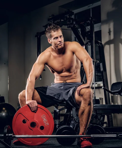 운동 후 휴식 하는 근육 질의 남자 — 스톡 사진