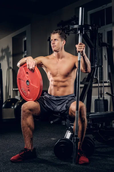 Homem muscular descansando após exercícios — Fotografia de Stock