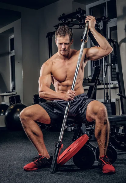 Muskulöser Mann ruht nach dem Training — Stockfoto