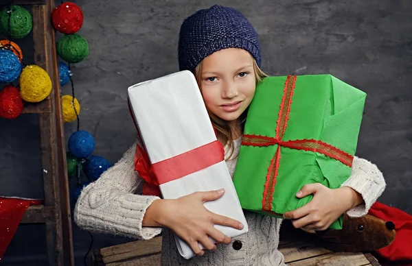 Casual meisje geschenkdozen houden — Stockfoto