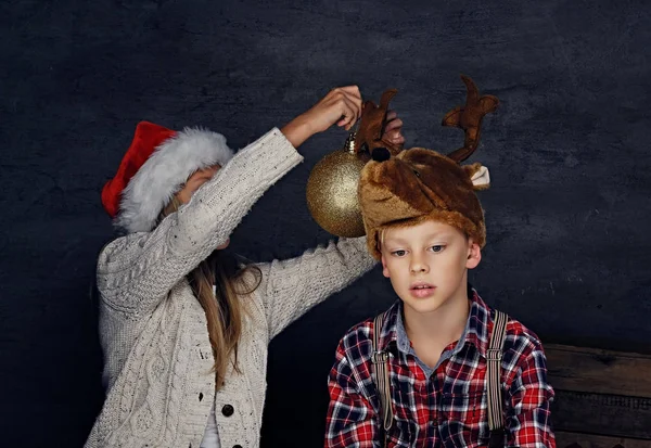 两个孩子在圣诞老人的帽子 — 图库照片