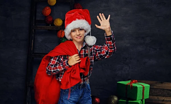 Niño disfrazado de Santa Claus con bolsa roja —  Fotos de Stock