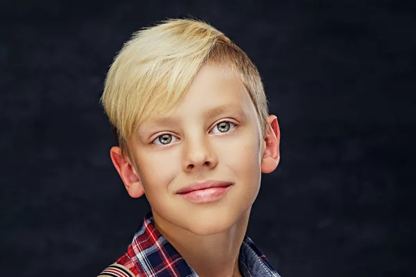 Niño rubio vestido con una camisa a cuadros — Foto de Stock