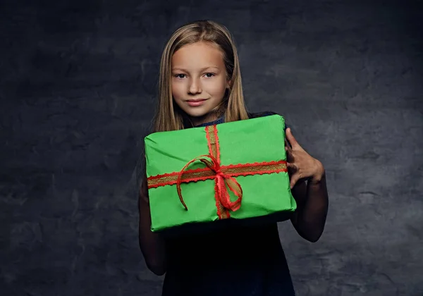 Flickan håller grön presentbox — Stockfoto