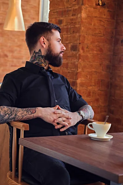 Homme barbu reposant avec une tasse de café — Photo