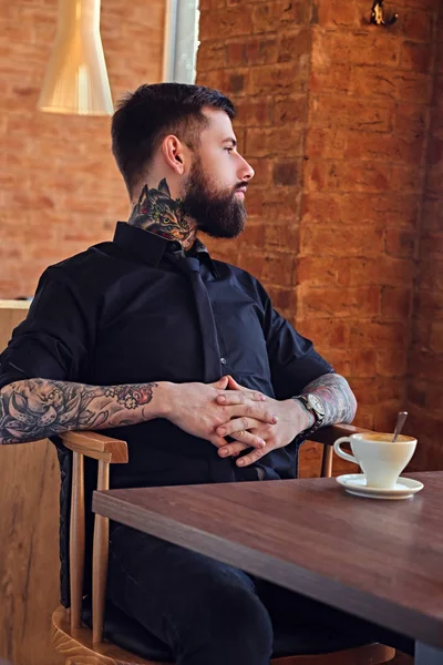 Bärtiger Mann ruht sich mit Tasse Kaffee aus — Stockfoto