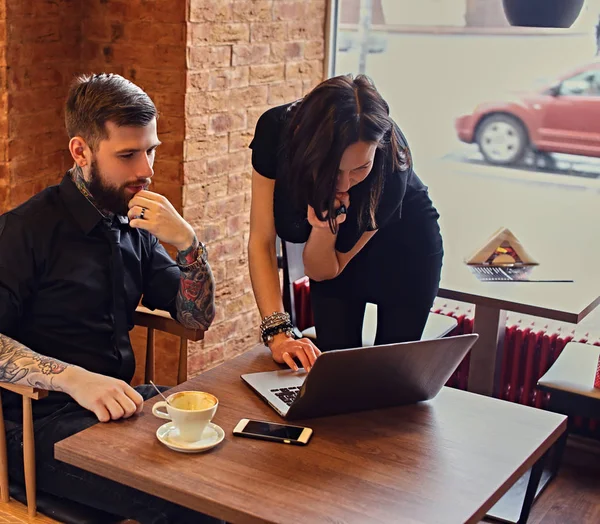 Stijlvolle man en meisje met laptop — Stockfoto