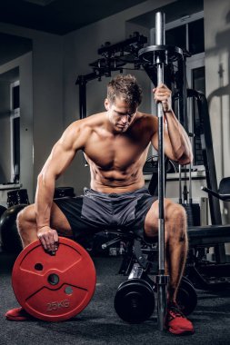 Barbell ile kas adam