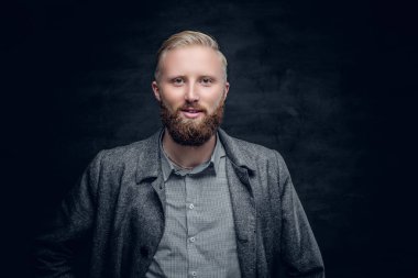 Şık sarışın sakallı adam