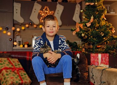 Küçük çocuk bir kedi sarılma 