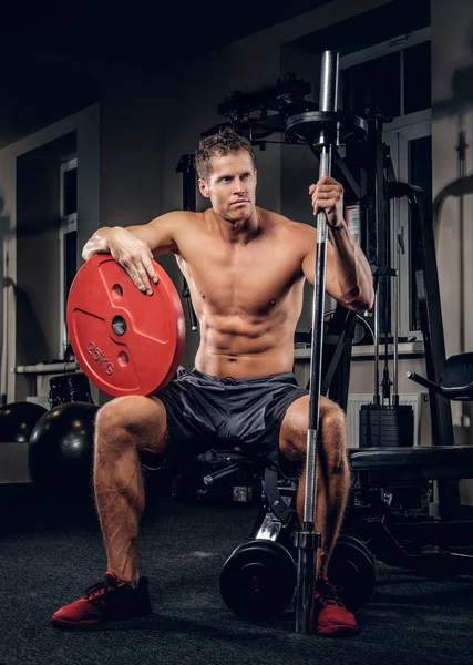 Homme musculaire tenant poids haltère — Photo