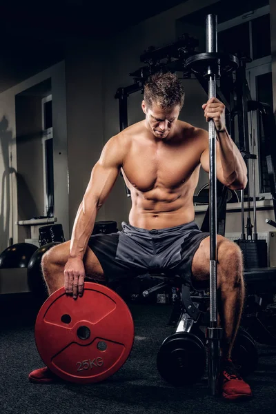 Gespierde man met lange halter — Stockfoto