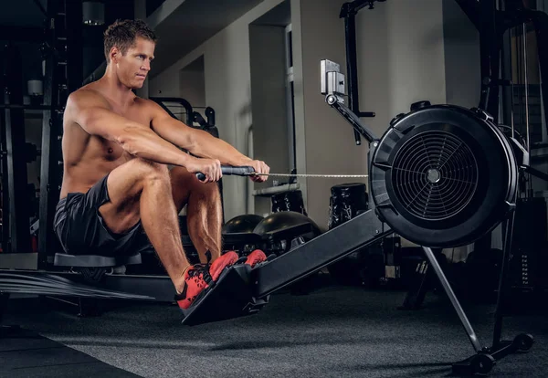 Man training op een rug — Stockfoto