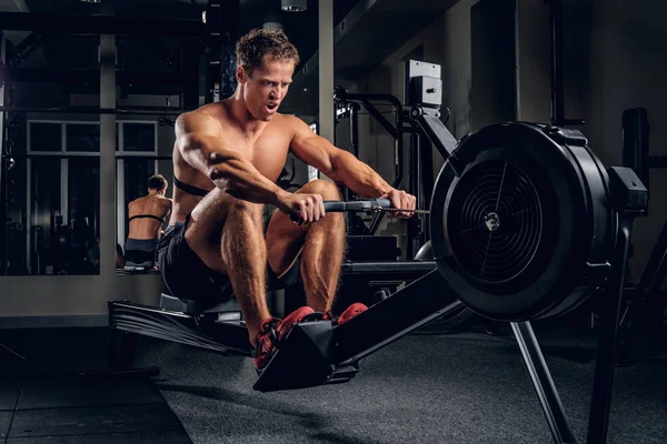 Man training op een rug — Stockfoto