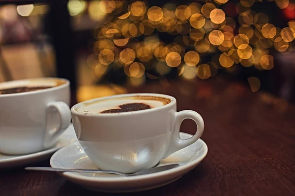 Duas xícaras com aroma refrescante café . — Fotografia de Stock