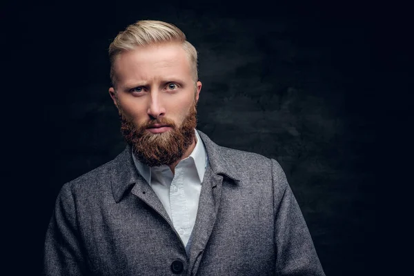 Allvarlig blond skäggig man — Stockfoto