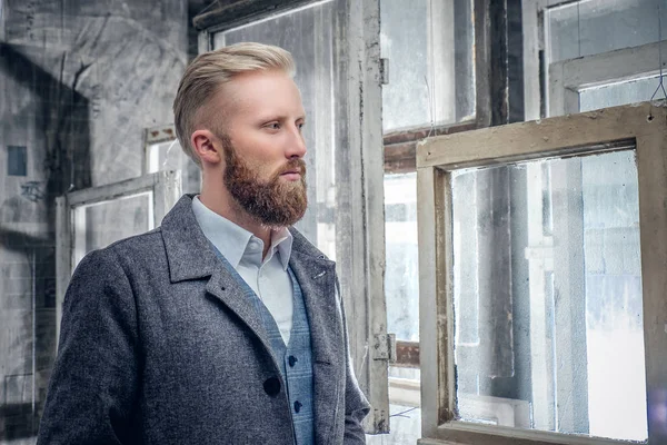 Homme barbu regardant par de vieilles fenêtres — Photo