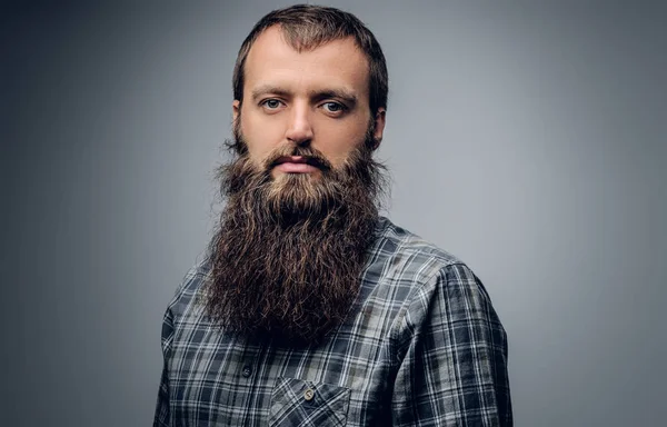 Ekose gömlekli sakallı adam — Stok fotoğraf