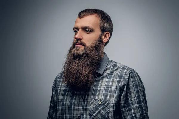 Homem barbudo em uma camisa xadrez — Fotografia de Stock
