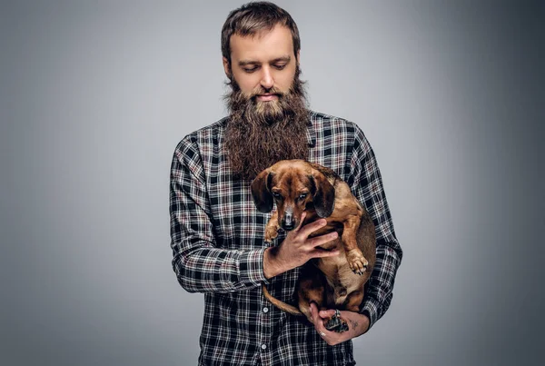 Uomo urbano che tiene il cane — Foto Stock