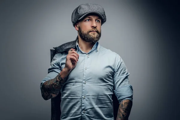Eleganta mannen med tatuerade armar — Stockfoto