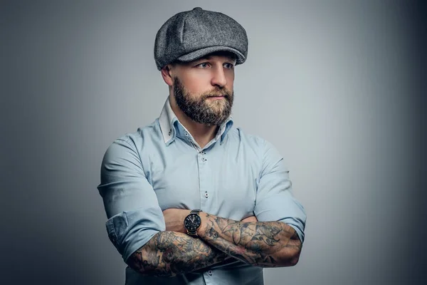 Muž v bílé košili a tweed cap — Stock fotografie