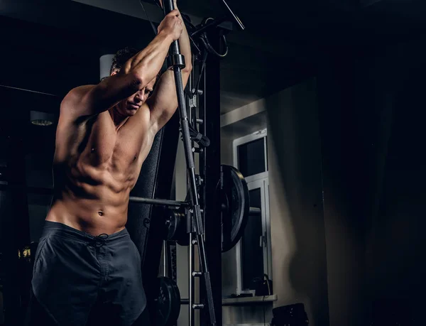 Homem muscular posando com barbell — Fotografia de Stock